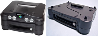 El 64DD, conectado y suelto. Imágenes: Muband / Oh-moo (Wikipedia)